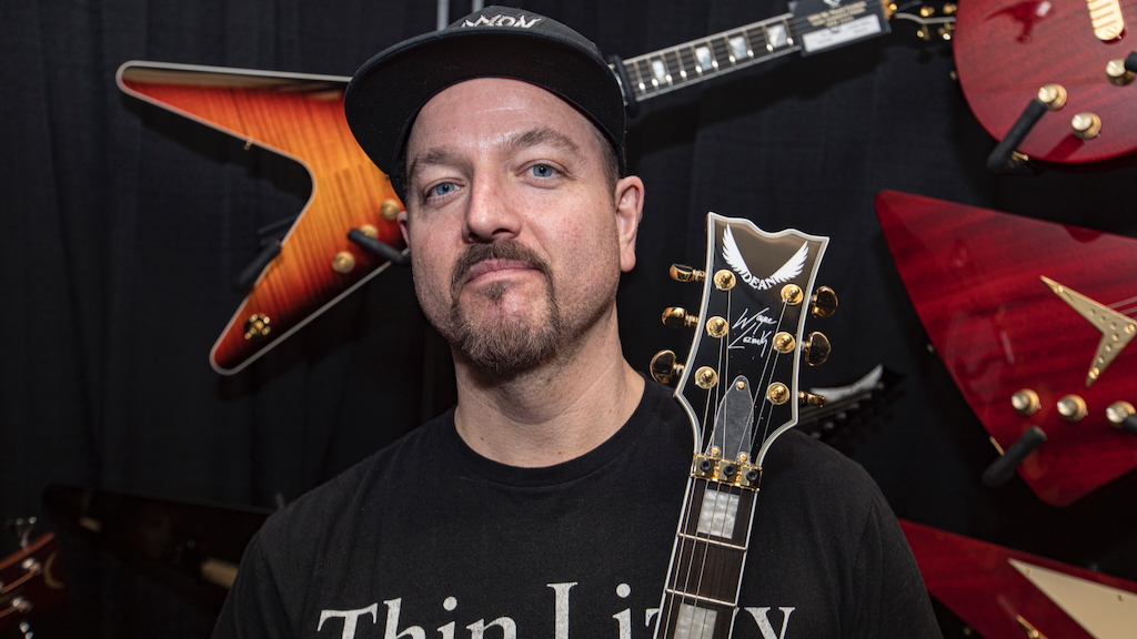 Hatebreed-Gitarrist Wayne Lozinak mit seiner Signature-Axt von Dean Guitars auf der 2025 NAMM Show in Anaheim
